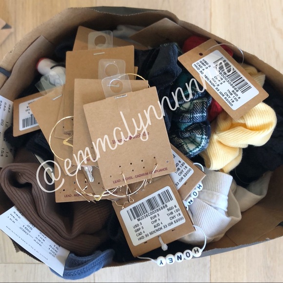 BRANDY MELVILLE MYSTERY BUNDLE 2-4 items - Picture 6 of 8